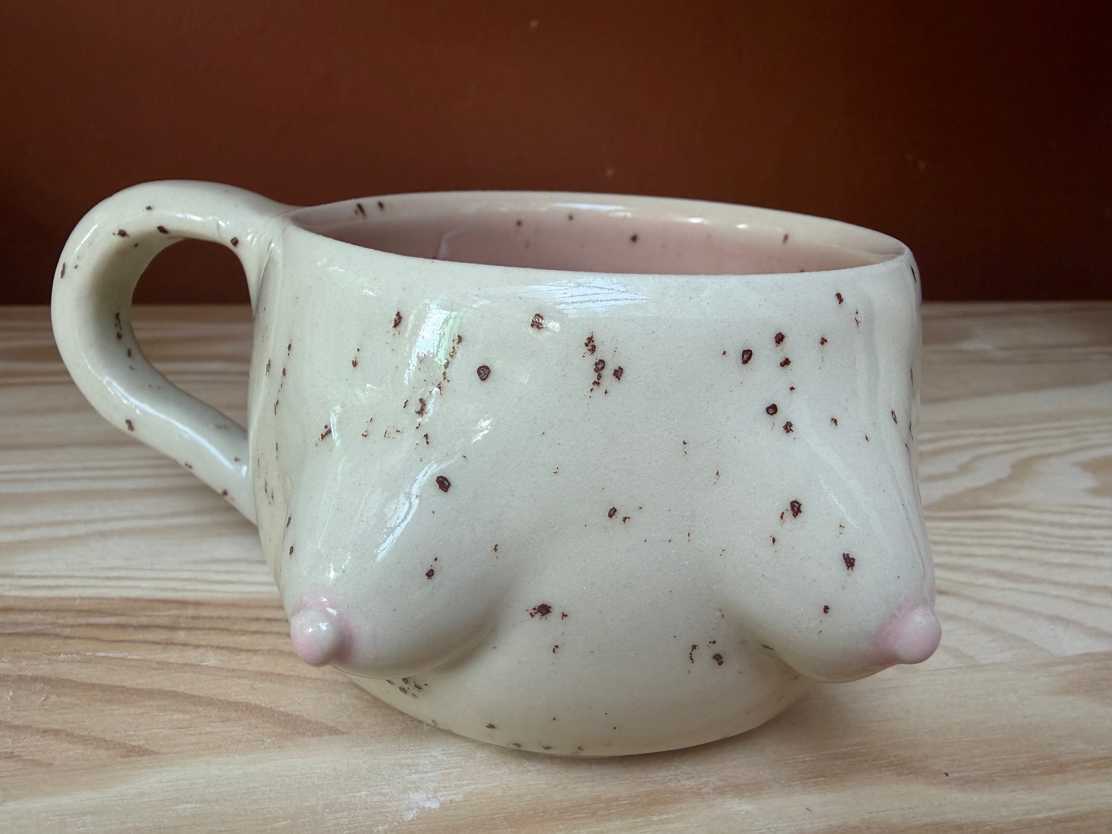 Femme Cup – Handgetöpferter Becher mit Charakter