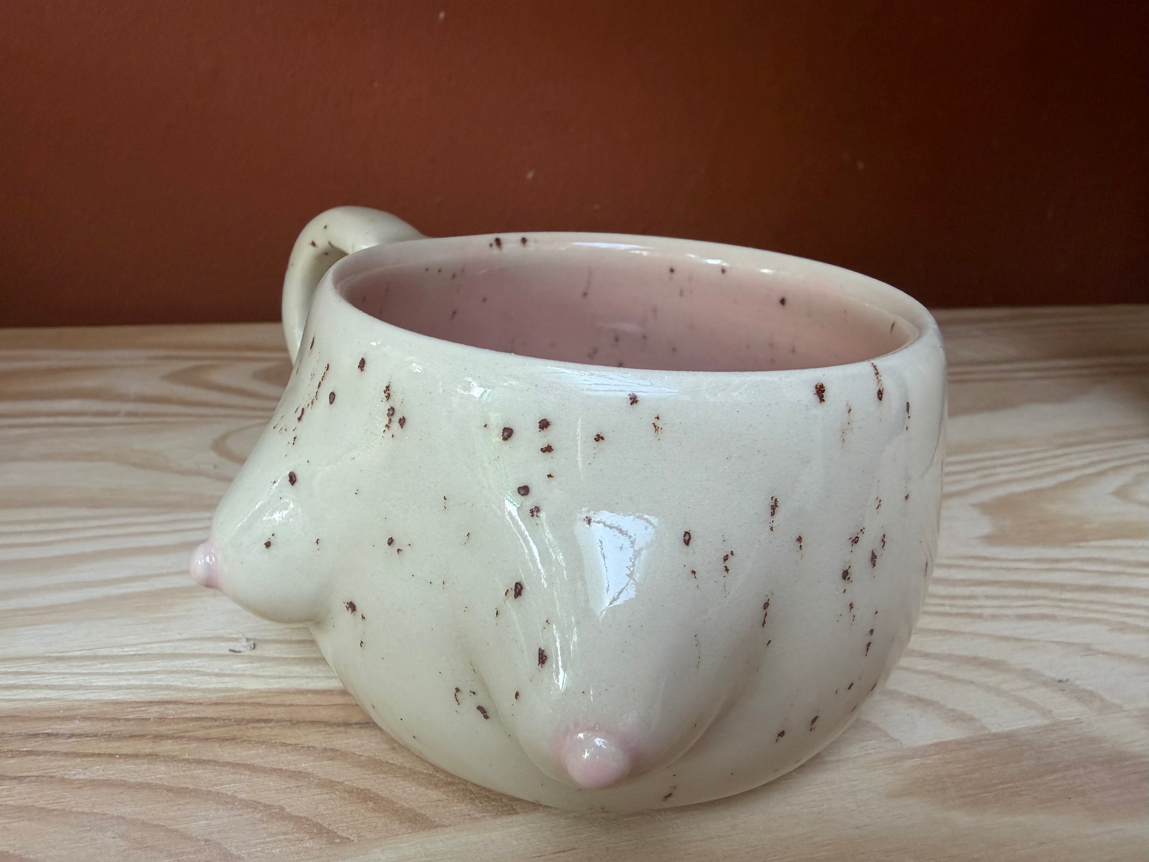 Femme Cup – Handgetöpferter Becher mit Charakter