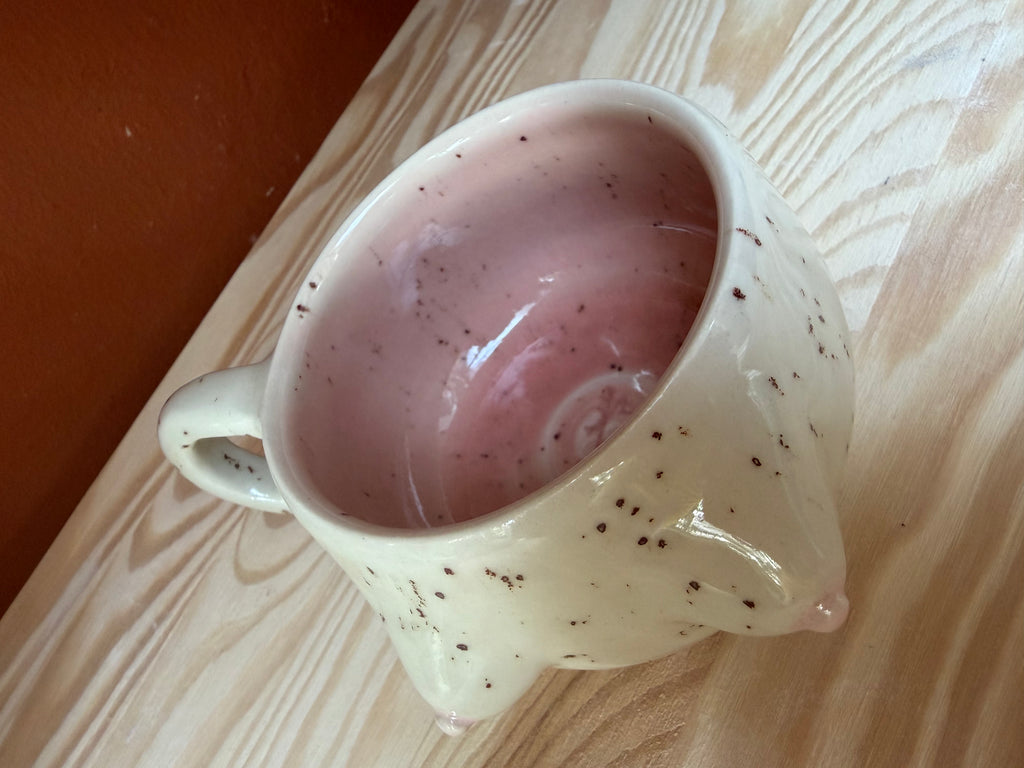 Femme Cup – Handgetöpferter Becher mit Charakter