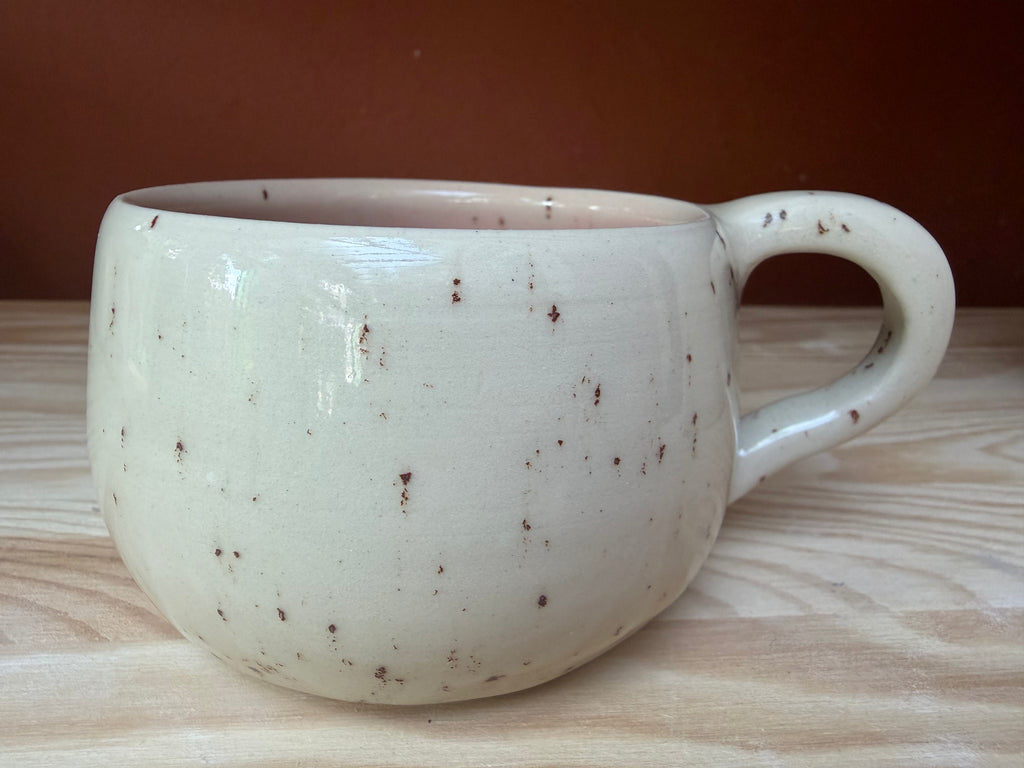 Femme Cup – Handgetöpferter Becher mit Charakter