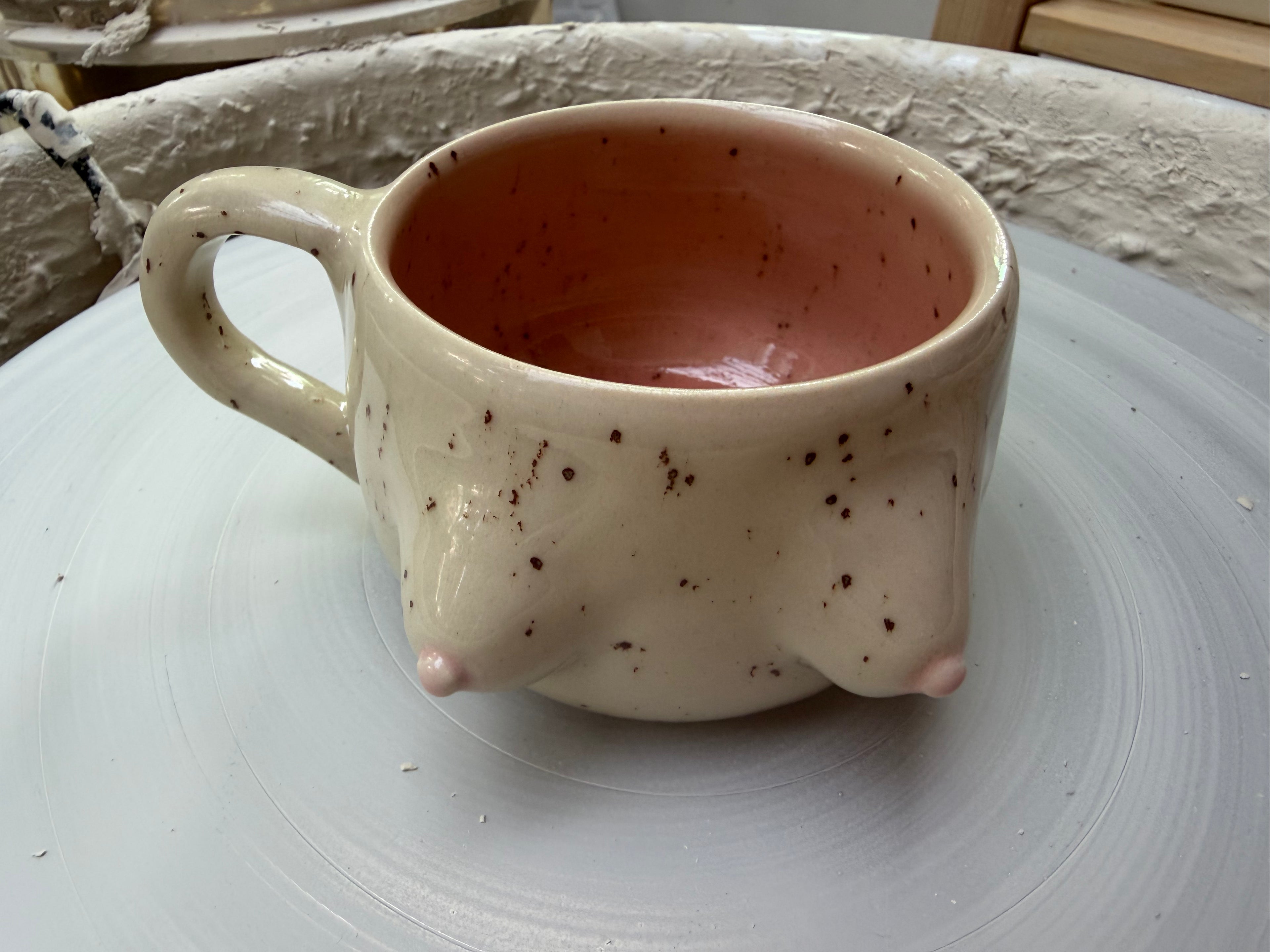 Femme Cup – Handgetöpferter Becher mit Charakter